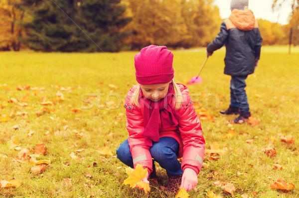 Copii Frunze Toamnă Parc Copilarie Imagine De Stoc