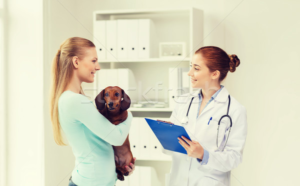 Szczęśliwy kobieta psa lekarza weterynarz kliniki Zdjęcia stock © dolgachov