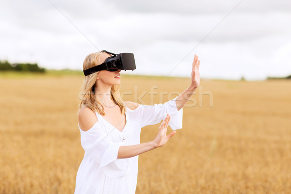 Mujer virtual realidad auricular cereales campo Foto stock © dolgachov