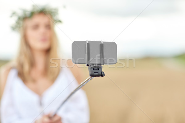 Mujer toma tecnología verano Foto stock © dolgachov