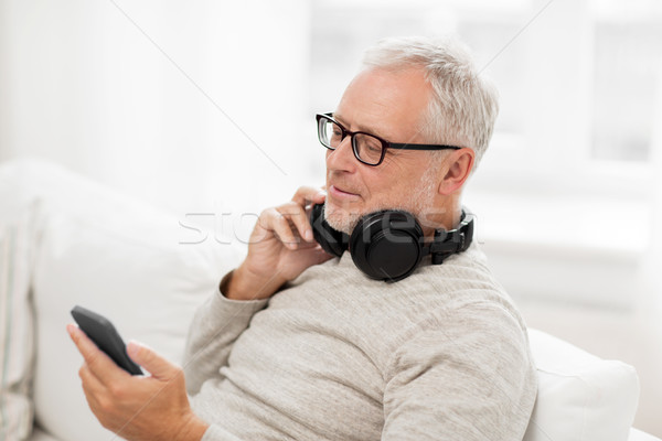 Feliz altos hombre auriculares tecnología Foto stock © dolgachov