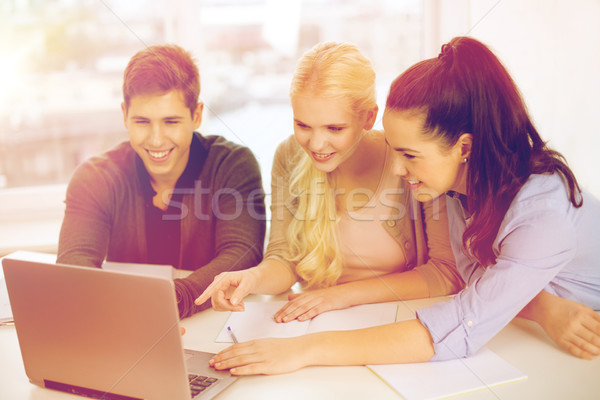 Zdjęcia stock: Trzy · uśmiechnięty · studentów · laptop · notebooki · edukacji
