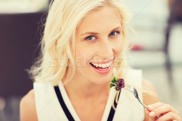 Fericit femeie mananca cină restaurant terasa Imagine de stoc © dolgachov