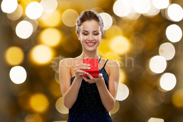 Stockfoto: Glimlachende · vrouw · Rood · geschenkdoos · lichten · vakantie