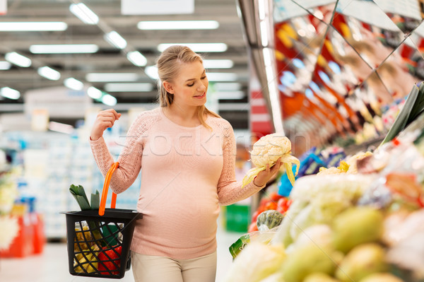 快樂 孕婦 購買 菜花 雜貨 出售 商業照片 © dolgachov