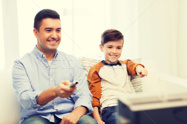 Сток-фото: улыбаясь · отцом · сына · смотрят · телевизор · домой · семьи