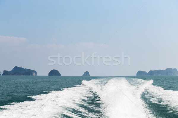 Barcă urmari apă navigaţie călători turism Imagine de stoc © dolgachov