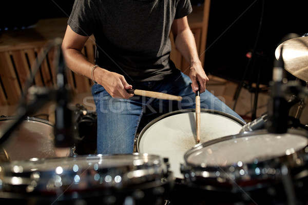 Mann spielen Trommeln Konzert Musik Studio Stock foto © dolgachov