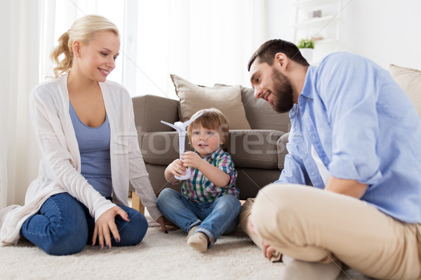 Gelukkig gezin spelen speelgoed windturbine familie hernieuwbare energie Stockfoto © dolgachov