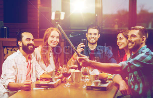 Znajomych smartphone restauracji wypoczynku technologii Zdjęcia stock © dolgachov