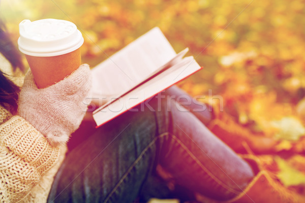 Foto stock: Mulher · livro · potável · café · outono · parque