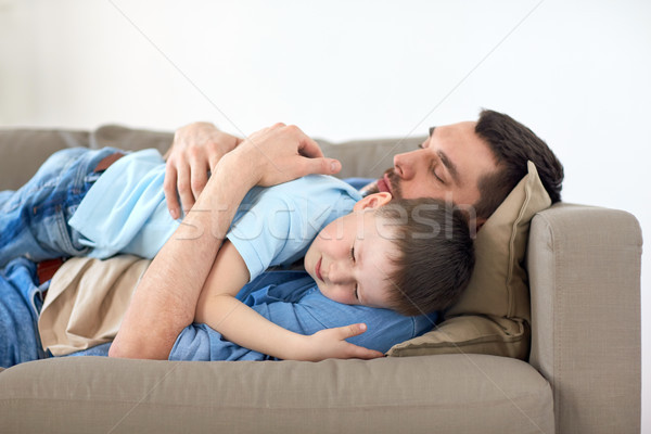 快樂 父親的兒子 睡眠 沙發 家 家庭 商業照片 © dolgachov