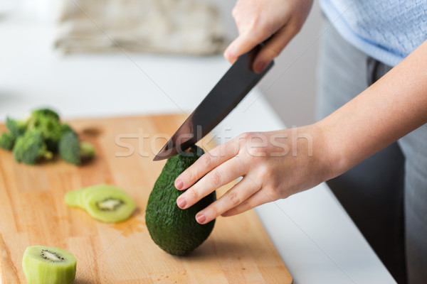 Donna mani avocado tagliere Foto d'archivio © dolgachov
