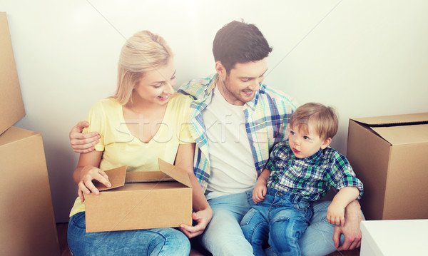 Szczęśliwą rodzinę pola ruchu nowy dom hipoteka ludzi Zdjęcia stock © dolgachov