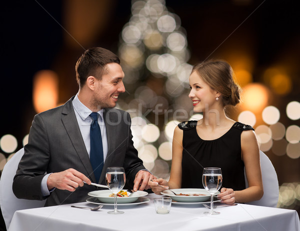 Uśmiechnięty para jedzenie christmas restauracji ludzi Zdjęcia stock © dolgachov