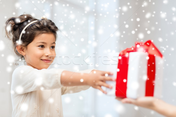 Gelukkig kind meisje geschenkdoos vakantie presenteert Stockfoto © dolgachov
