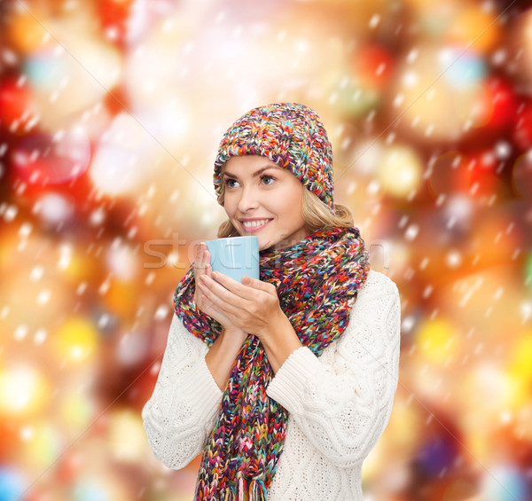 Kobieta hat czerwony herbaty kubek kawy zimą Zdjęcia stock © dolgachov