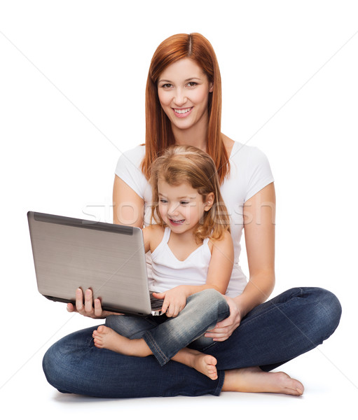 Сток-фото: счастливым · матери · прелестный · девочку · ноутбука · детство