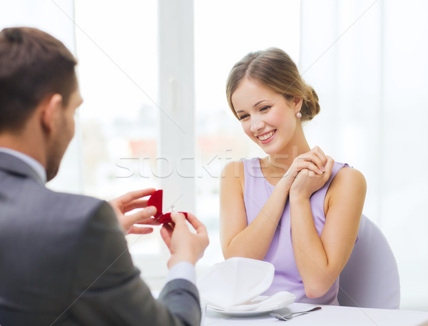 Stockfoto: Opgewonden · jonge · vrouw · naar · vriendje · ring · restaurant