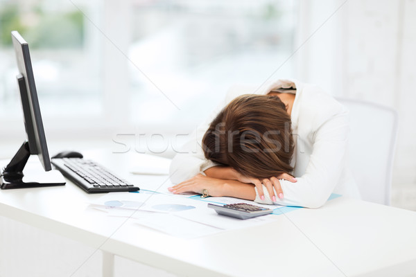 Hangsúlyos nő számítógéppel papírok számológép üzlet iroda Stock fotó © dolgachov