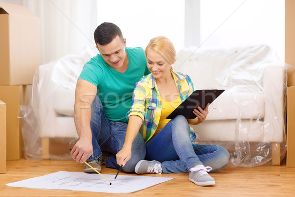 Foto stock: Sorridente · casal · olhando · nova · casa · em · movimento · casa