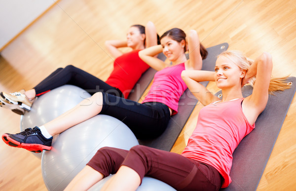 Grup de oameni pilates clasă fitness sportiv Imagine de stoc © dolgachov