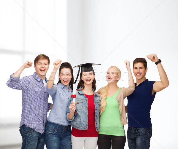 Foto stock: Grupo · pie · sonriendo · estudiantes · diploma · educación