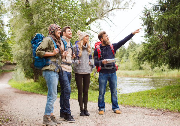 Groep glimlachend vrienden wandelen avontuur reizen Stockfoto © dolgachov