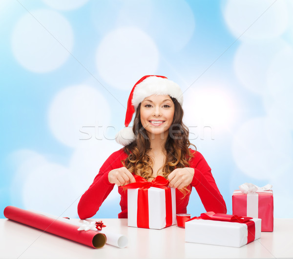 微笑的女人 聖誕老人 幫手 帽子 禮品 商業照片 © dolgachov