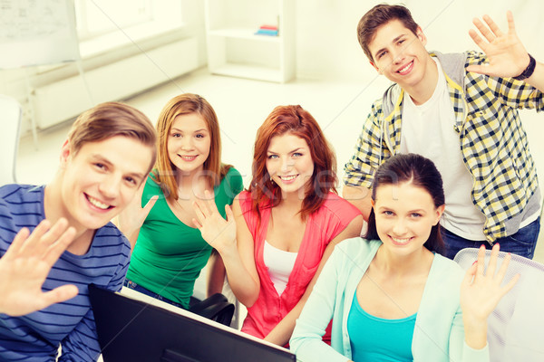 Foto stock: Grupo · sonriendo · estudiantes · manos · escuela