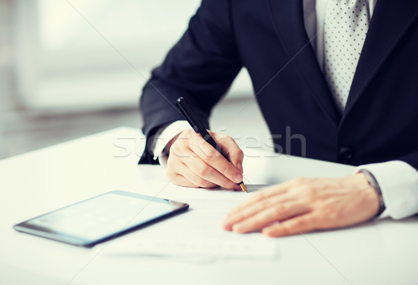 Man ondertekening papier computer Stockfoto © dolgachov
