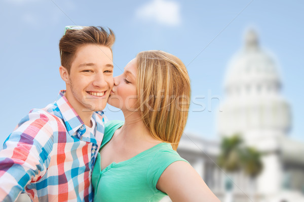 Cuplu sărutat casă albă călători turism Imagine de stoc © dolgachov