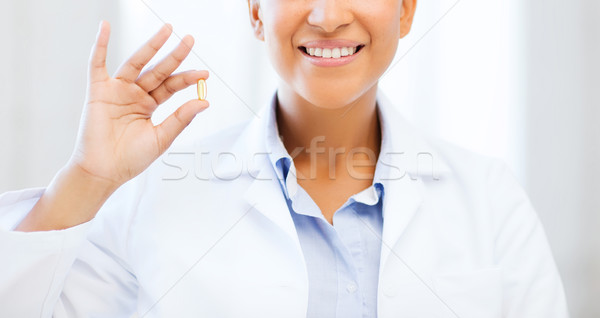 African medic una omega pilulă asistenţă medicală Imagine de stoc © dolgachov
