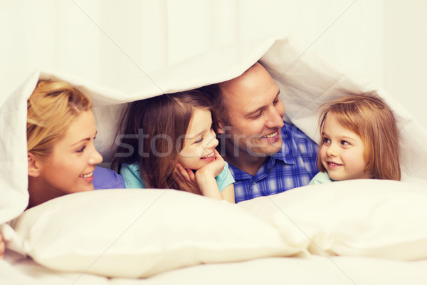 Gelukkig gezin twee kinderen deken home familie Stockfoto © dolgachov