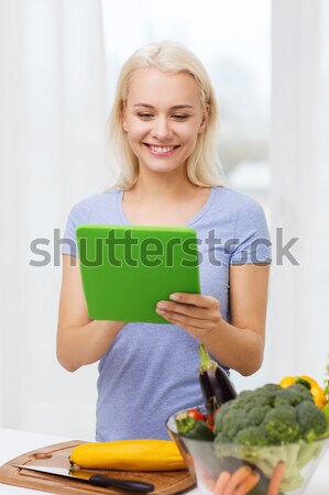 Glimlachend jonge vrouw koken home gezond eten Stockfoto © dolgachov