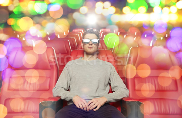 Jeune homme regarder film 3D théâtre cinéma Photo stock © dolgachov