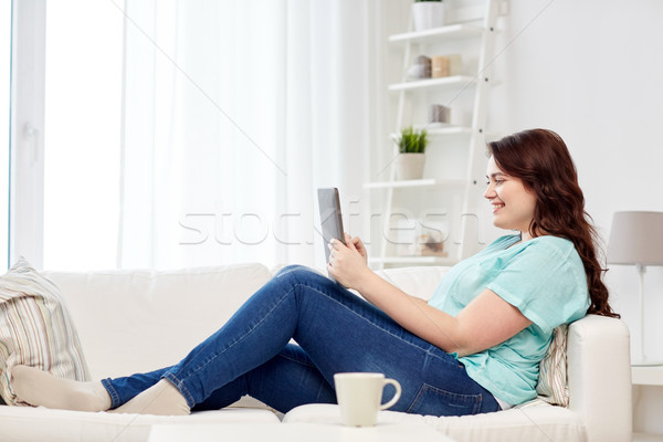 Boldog fiatal plus size nő táblagép otthon Stock fotó © dolgachov