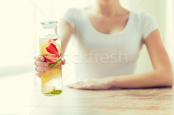 Stockfoto: Vrouw · vruchten · water · glas · fles