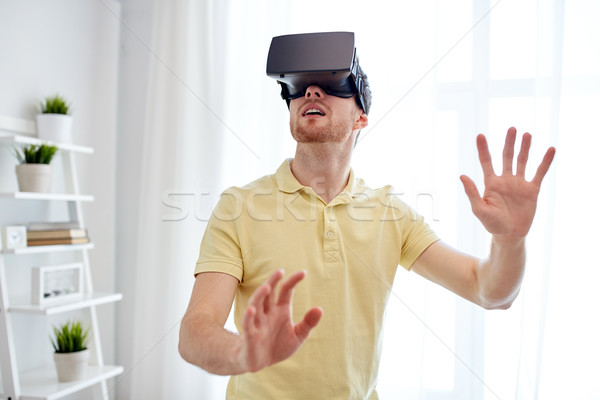 Joven virtual realidad auricular gafas 3d tecnología Foto stock © dolgachov