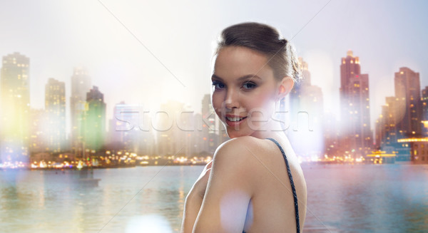 Piękna młodych asian kobieta kolczyk miasta Zdjęcia stock © dolgachov