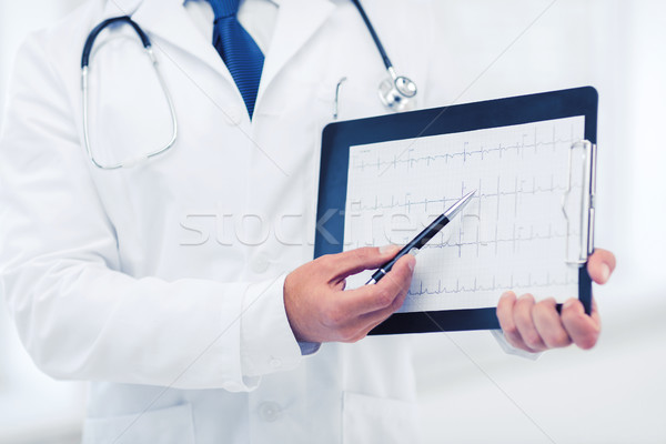 Doctor de sexo masculino manos cardiograma salud médicos Foto stock © dolgachov