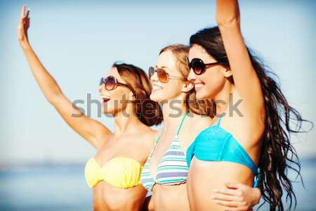 Sorridente mulher jovem prancha de surfe praia férias de verão viajar Foto stock © dolgachov