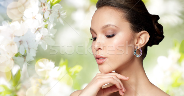 Mujer hermosa cara pendiente belleza joyas Foto stock © dolgachov