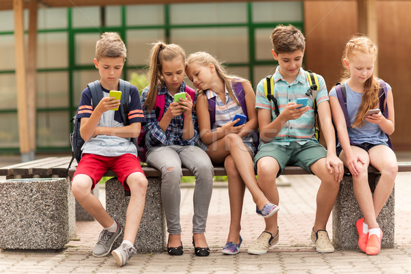 Grundschule Studenten Smartphones primären Bildung Freundschaft Stock foto © dolgachov