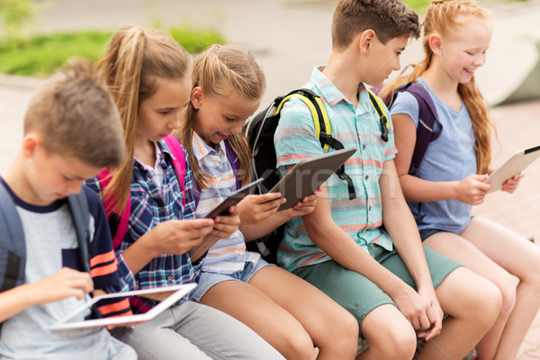 Groupe heureux école élémentaire élèves parler primaire [[stock_photo]] © dolgachov