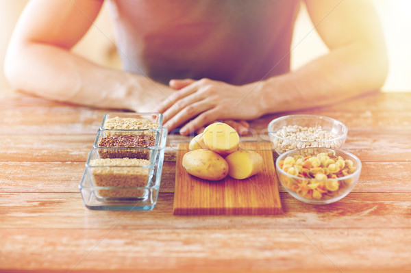 Mężczyzna ręce węglowodan żywności zdrowe odżywianie Zdjęcia stock © dolgachov