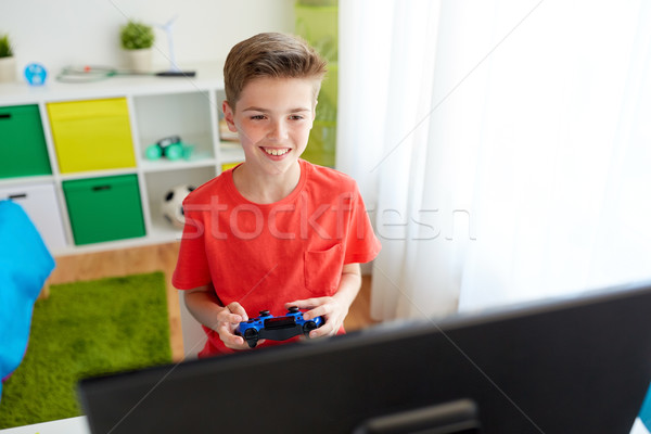 男孩 手柄 播放 視頻遊戲 計算機 商業照片 © dolgachov