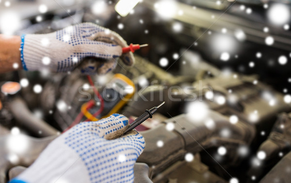 Autószerelő kezek autó szolgáltatás javítás karbantartás Stock fotó © dolgachov