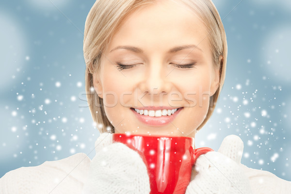 Güzel bir kadın kırmızı kupa resim kadın kar Stok fotoğraf © dolgachov
