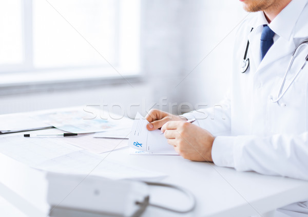 [[stock_photo]]: Médecin · de · sexe · masculin · écrit · ordonnance · papier · famille